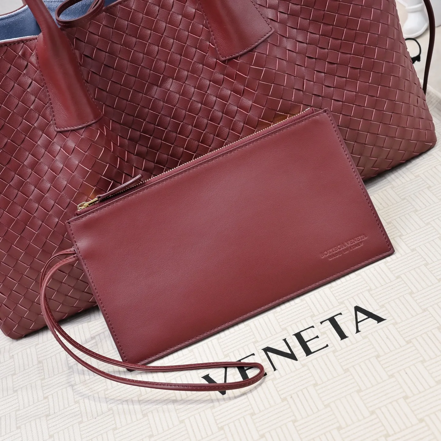 Batch 2660 Bv 2025 early spring series Pinacoteca medium tote handbag. The front is made of classic Intreccia woven cow leather. It is low-key and luxurious. The flip side is made of warm suede. It instantly switches to a lazy and casual style. It has a large internal capacity. It is no pressure to carry a computer for commuting. It is also thoughtfully matched with a small detachable bag. It feels full and full of security. The woven texture is so delicate that you can't put it down. The highlight is that it is super versatile. Come and get your new bag😝 Model: 7166 Size: 23*43*14.5cm
